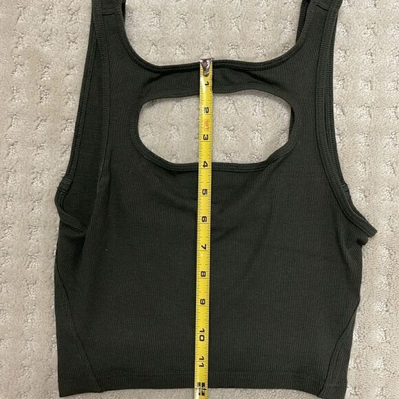 Lululemon Front Cut-Out Crop Tank, Green, Size 4 - Picture 6 of 7